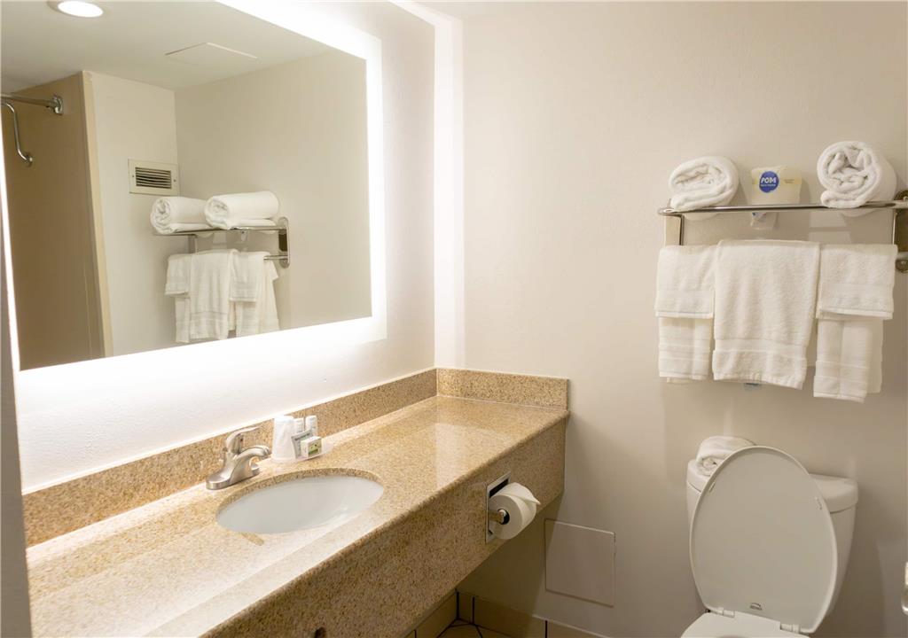 ELIMWOOD HOTEL, A RAMADA BY WYNDHAM-guestroom-Guest Room,Bathroom,On-Site.jpg