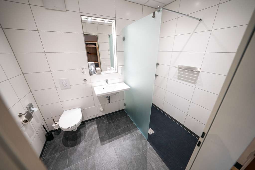 INSIDE Nordhorn by Hackmann-guestroom-Guest Room,Bathroom,On-Site.jpg