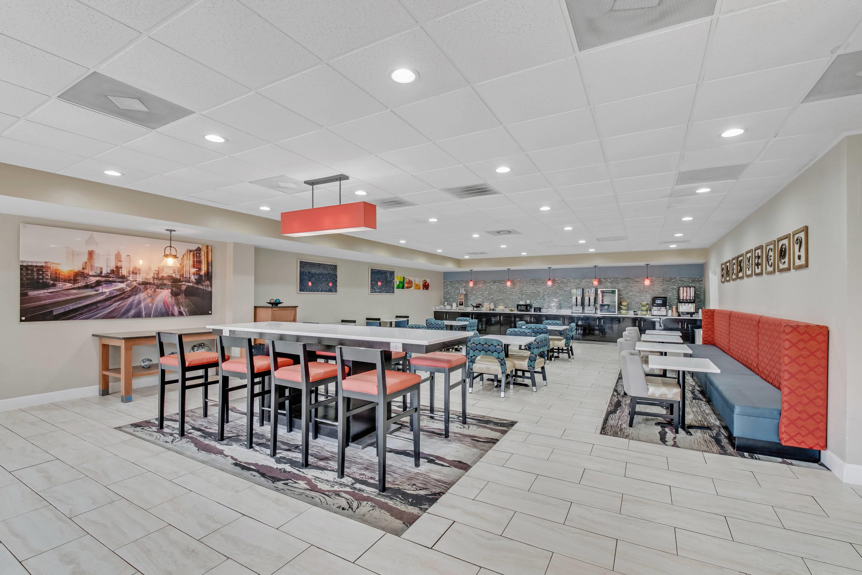 Breakfast area | Quality Inn