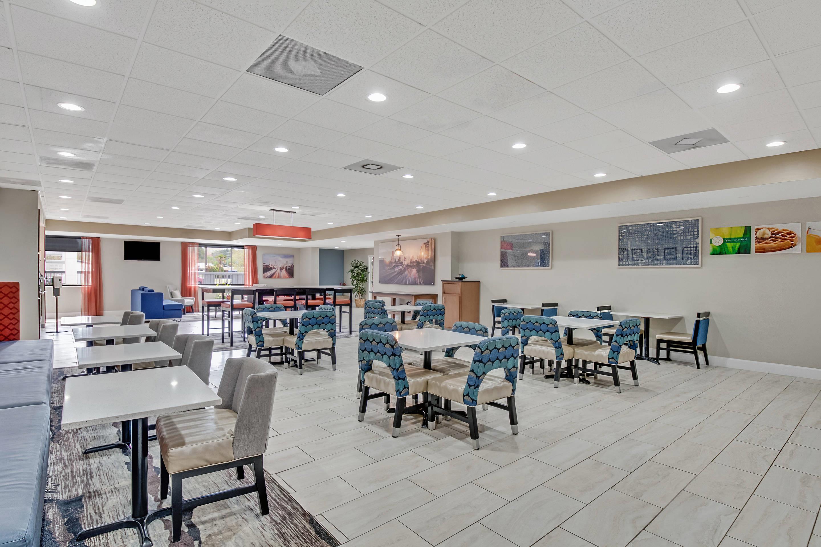 Breakfast area | Quality Inn