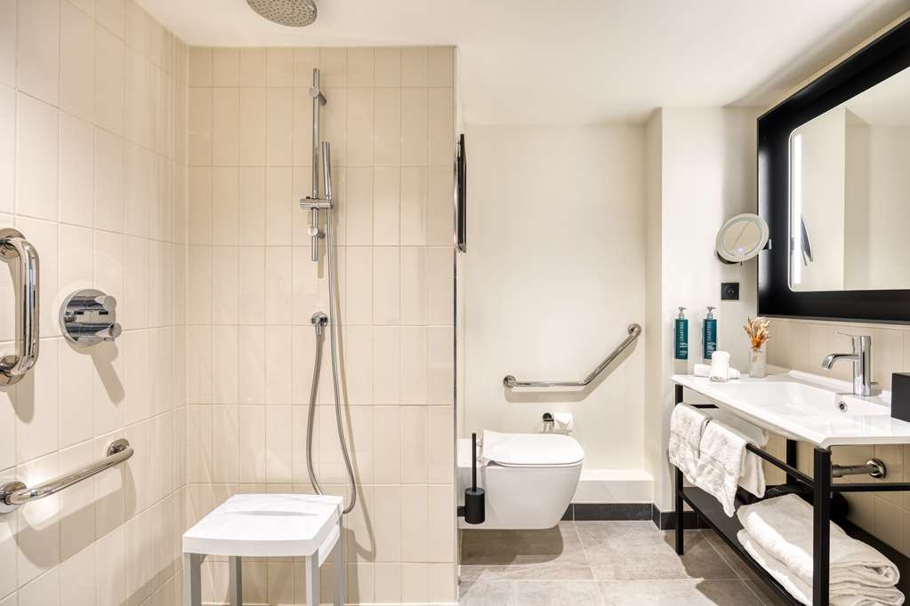 Hotel Lille Euralille - Hilton Affiliate Hotel - Tap to explore photos