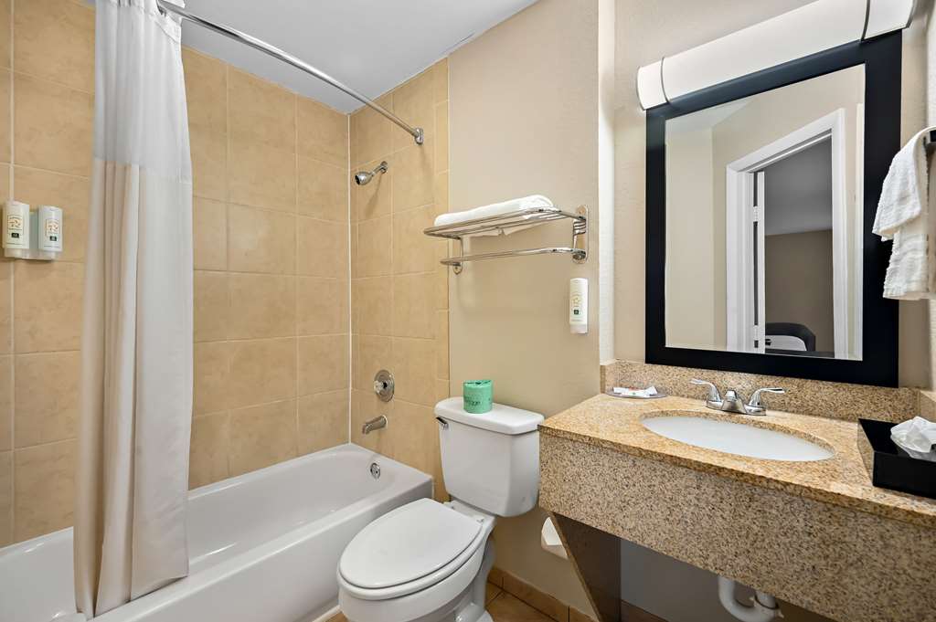 QUALITY INN FORT MYERS CAPE CORAL-guestroom-Guest Room,Bathroom,On-Site.jpg