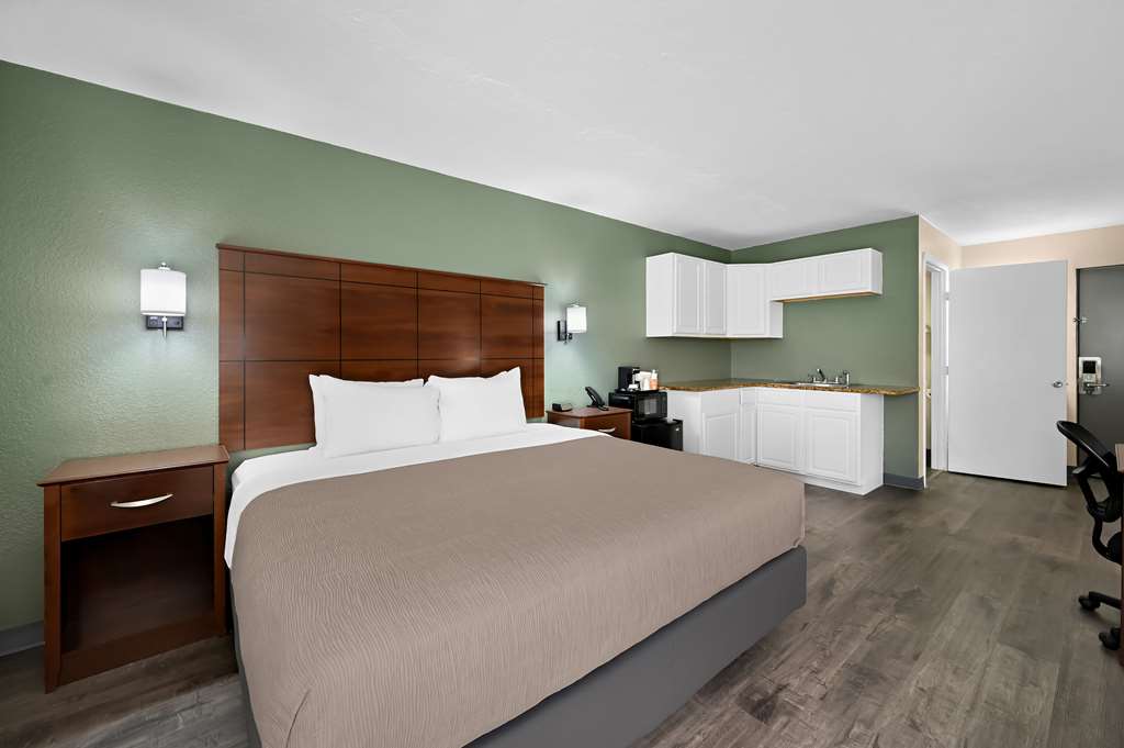 QUALITY INN FORT MYERS CAPE CORAL-guestroom-Guest Room,Suite,On-Site.jpg