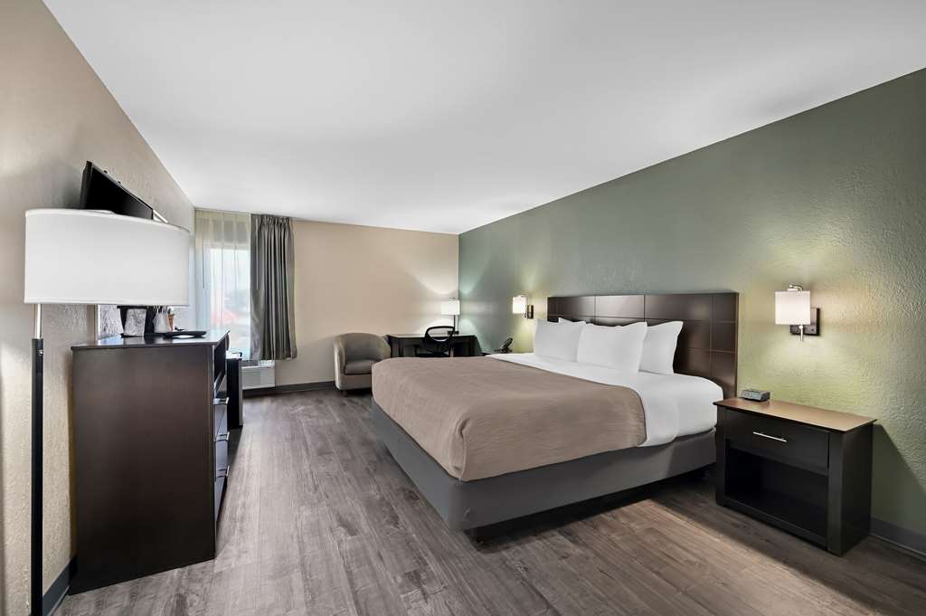 QUALITY INN FORT MYERS CAPE CORAL-guestroom-Guest Room,On-Site.jpg