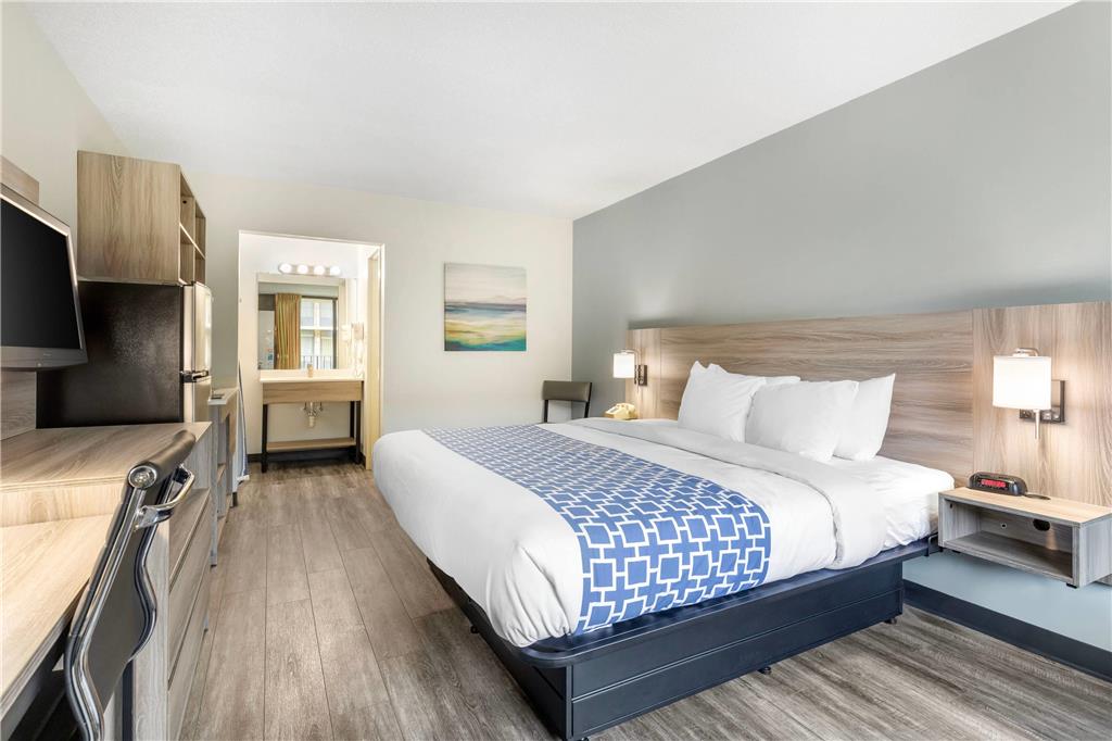 SUBURBAN STUDIOS TYSONS CORNER-guestroom-Guest Room,On-Site.jpg