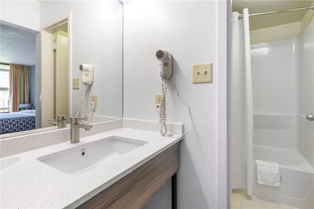 SUBURBAN STUDIOS TYSONS CORNER-guestroom-Guest Room,Bathroom,On-Site.jpg