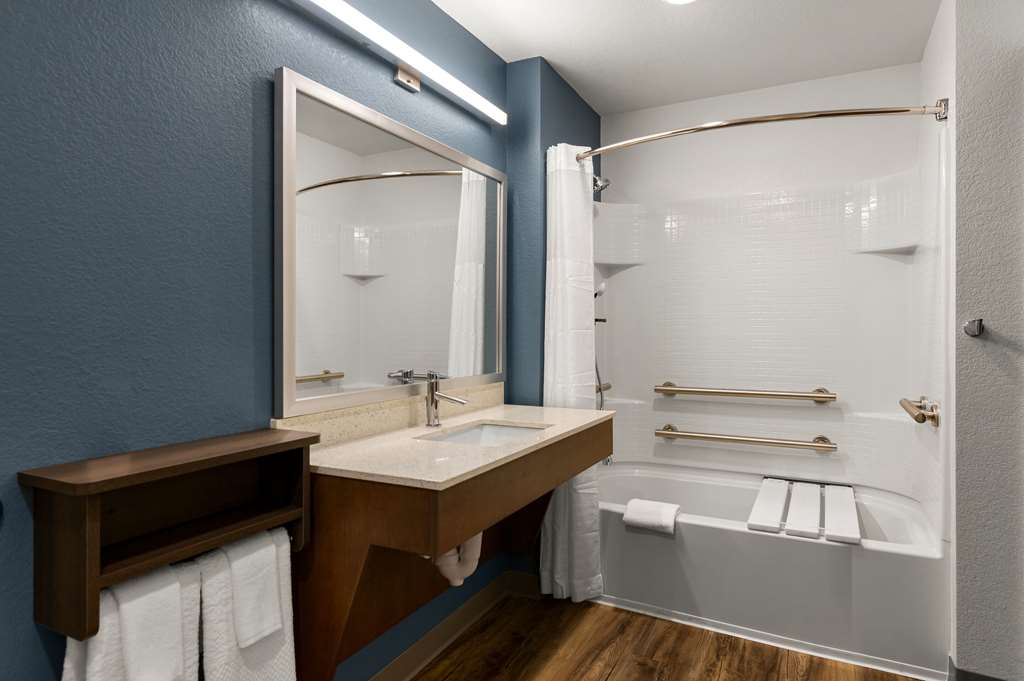 WOODSPRING SUITES YORKTOWN NEWPORT-guestroom-Guest Room,Bathroom,On-Site.jpg