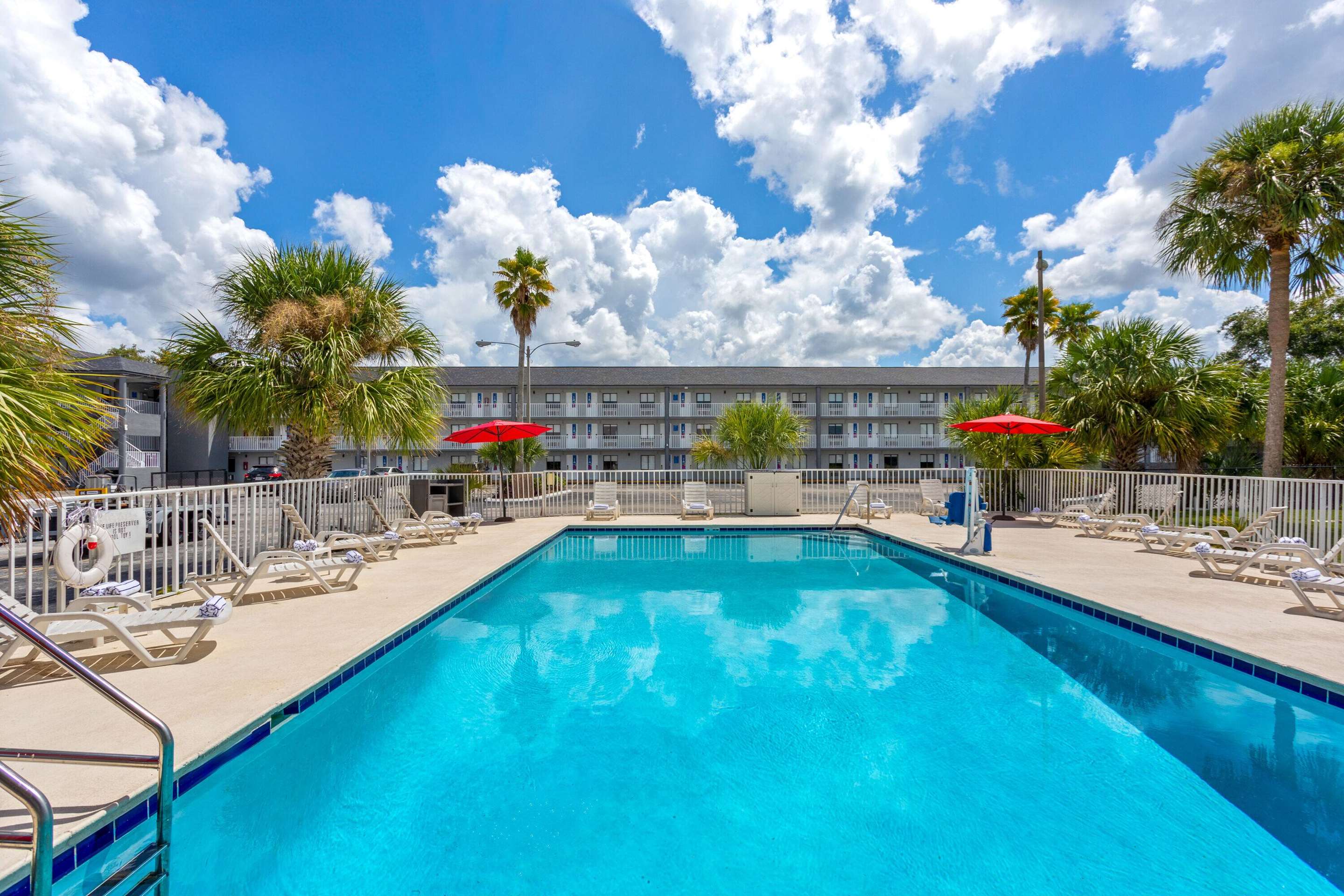 Pool | Howard Johnson by Wyndham Orlando Lake Buena Vista South