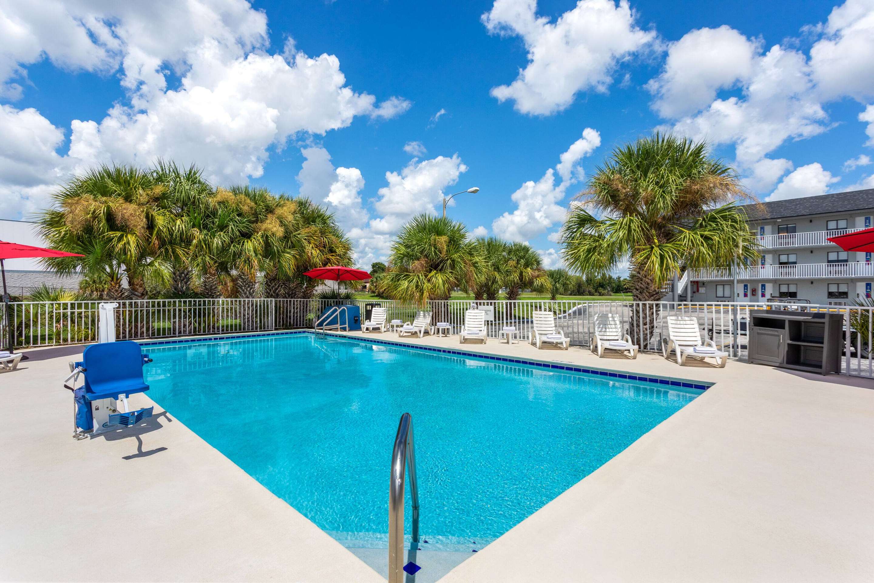 Pool | Howard Johnson by Wyndham Orlando Lake Buena Vista South