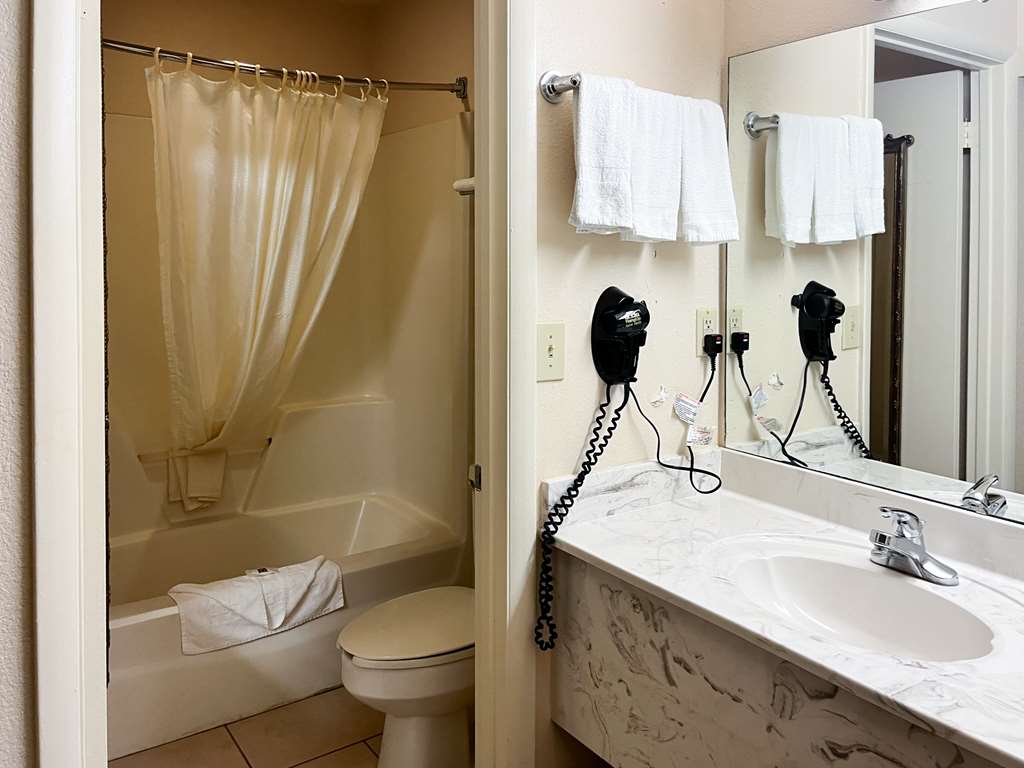 MOTEL 6 ABBEVILLE AL-guestroom-Guest Room,Bathroom,On-Site.jpg