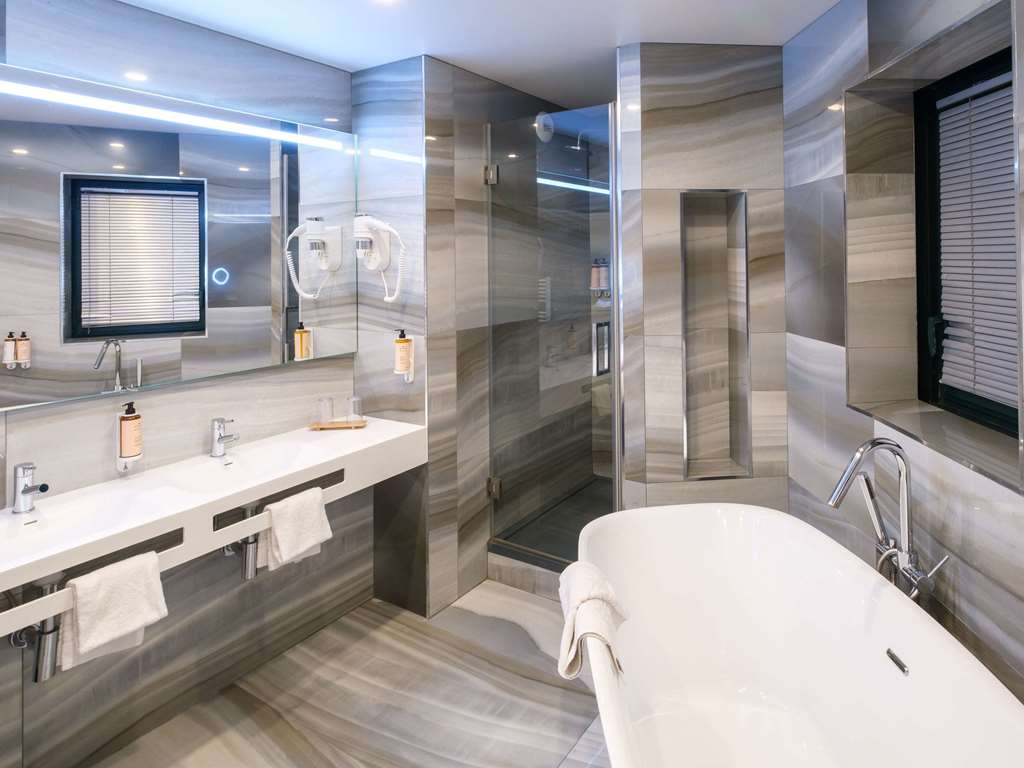 Mercure Paris Nanterre-guestroom-Guest Room,Bathroom,On-Site.jpg