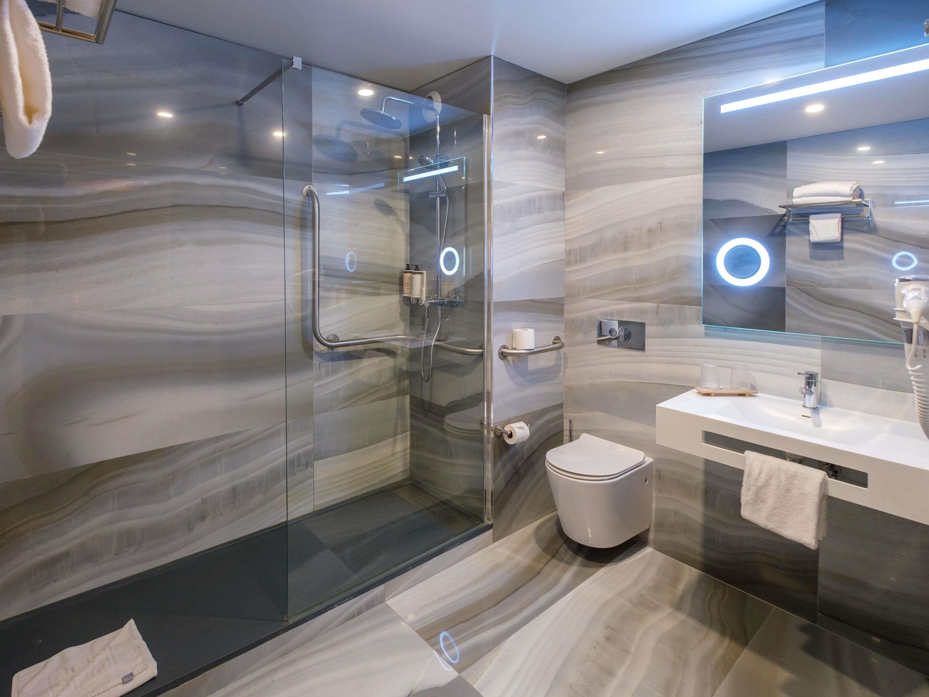 Mercure Paris Nanterre Room Type - Privilege PRM room - 1 double bed