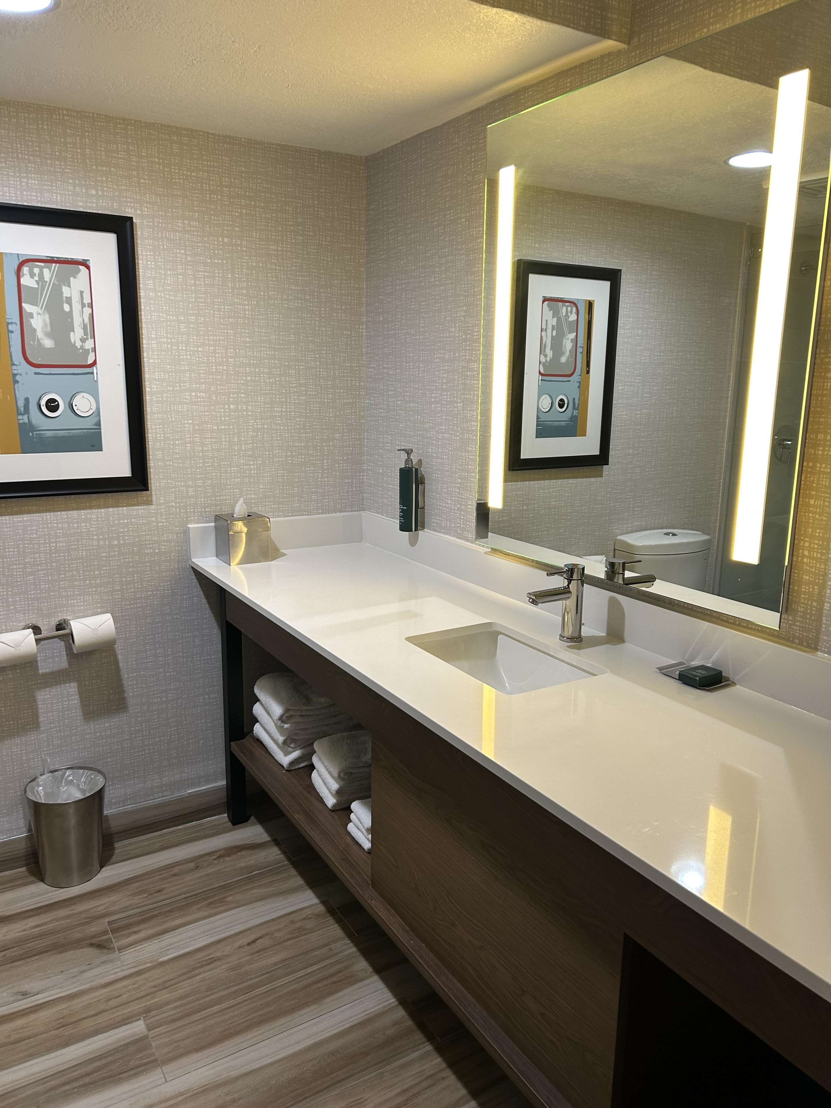 DoubleTree by Hilton Chatsworth Room Type - 1KNG BALCONY DLX MTN VIEW
