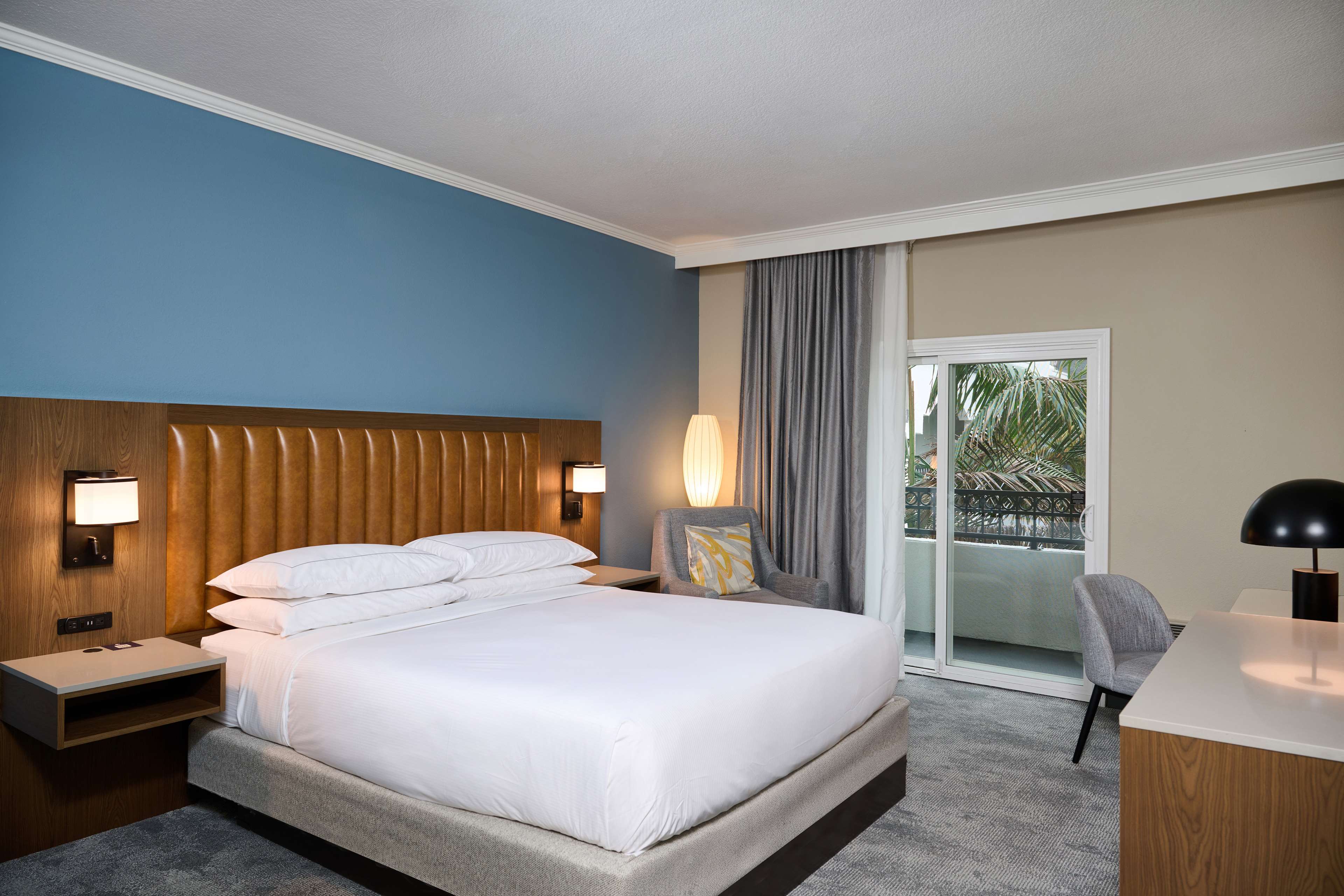 DoubleTree by Hilton Chatsworth Room Type - 1 KING POOLVW BALCONY