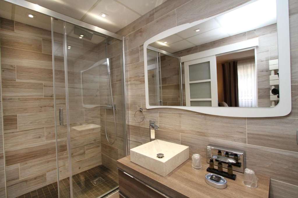 LA RESERVE-guestroom-Guest Room,On-Site.jpg