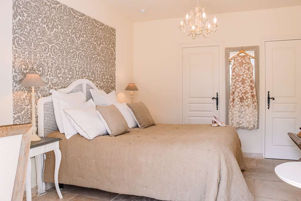 Chateau Oliviers de Salettes-guestroom-Guest Room,On-Site.jpg