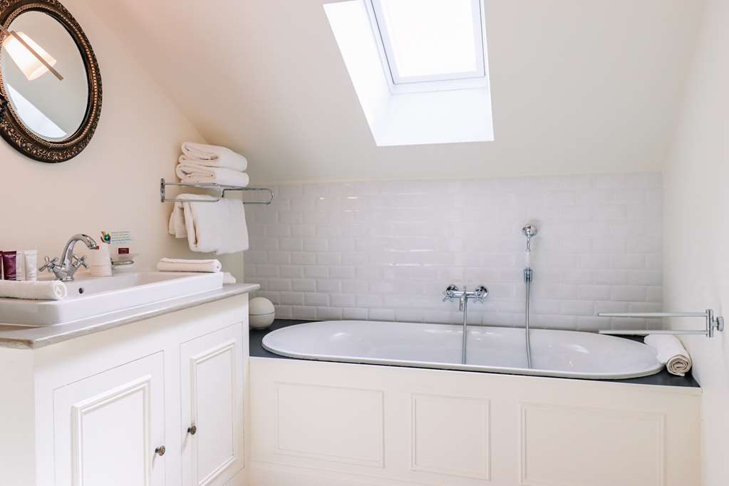 Chateau Oliviers de Salettes-guestroom-Guest Room,Bathroom,On-Site.jpg