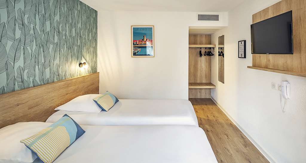 Ostal Pau Universite, Sure Hotel Collection by Best Western-guestroom-Guest Room,Bathroom,On-Site.jpg