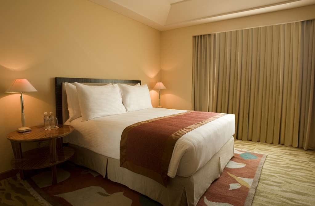 THE GRAND NEW DELHI-guestroom-Guest Room,On-Site.jpg