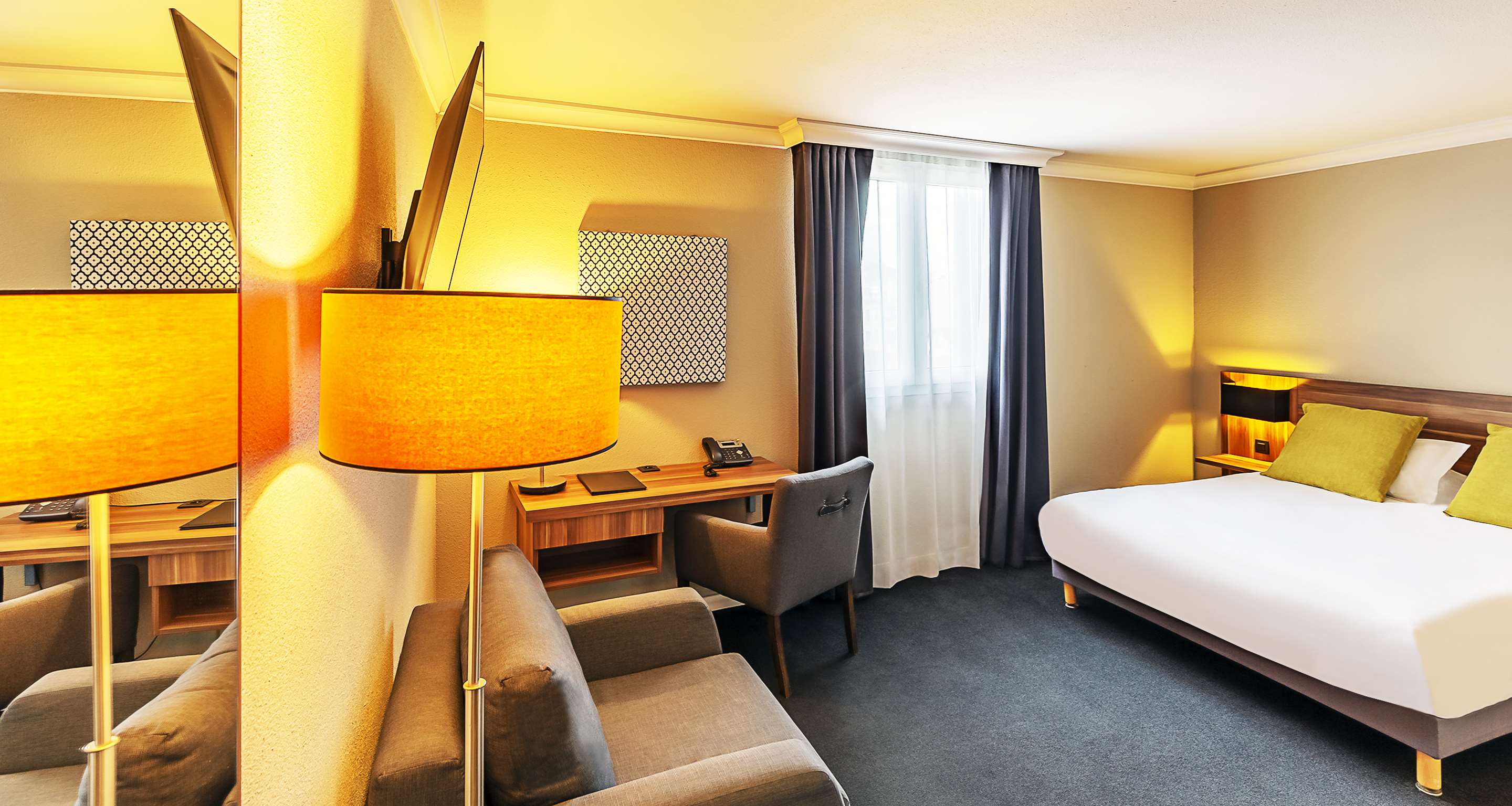 Best Western Hotel Atrium Valence Room Type - 1 Queen Bed, Non-Smoking, Standard Room, Shower Only, Courtesy Tray