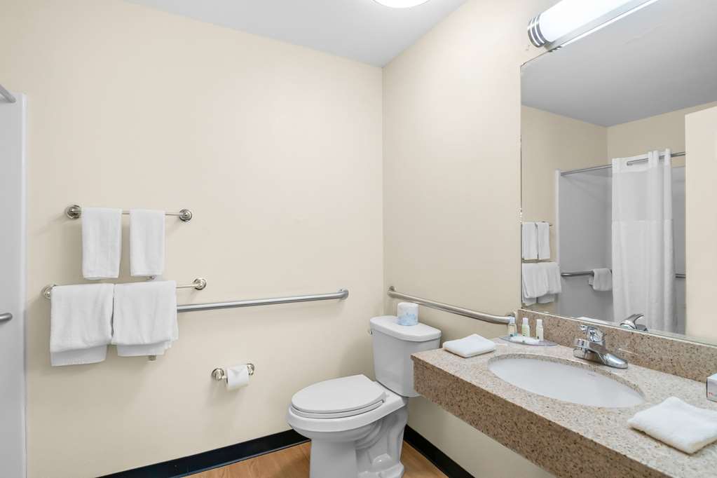 QUALITY INN-guestroom-Guest Room,Bathroom,On-Site.jpg