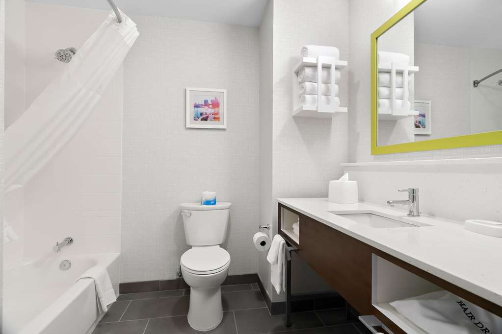 Hampton Inn & Suites Chicago Medical District UIC - Tap to explore photos