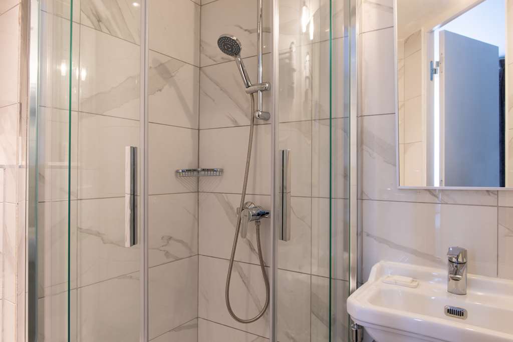 COMFORT RESORT WATERS EDGE-guestroom-Guest Room,Bathroom,On-Site.jpg