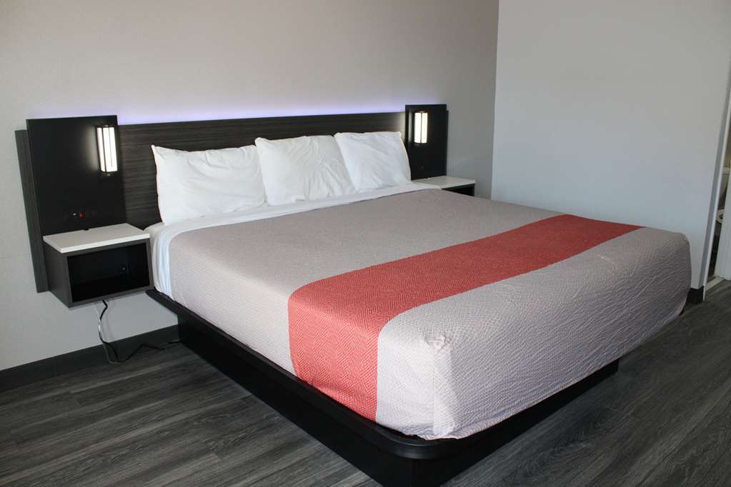 CLARION POINTE DECATUR DOWNTOWN-guestroom-Guest Room,On-Site.jpg