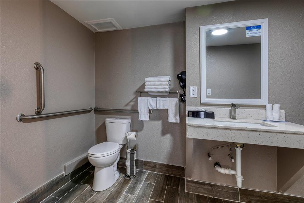 CLARION POINTE DECATUR DOWNTOWN-guestroom-Guest Room,Bathroom,On-Site.jpg