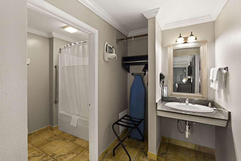 QUALITY INN-guestroom-Guest Room,Bathroom,On-Site.jpg
