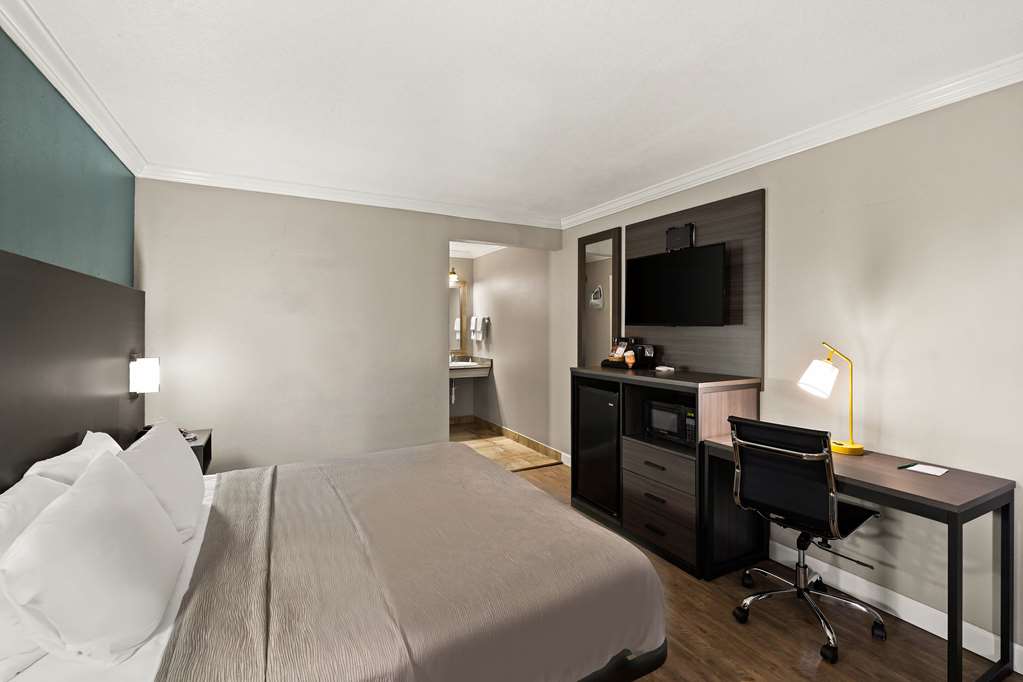 QUALITY INN-guestroom-Guest Room,On-Site.jpg
