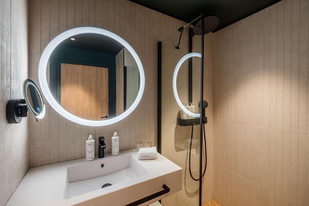 RADISSON HOTEL REIMS-guestroom-Guest Room,Bathroom,On-Site.jpg