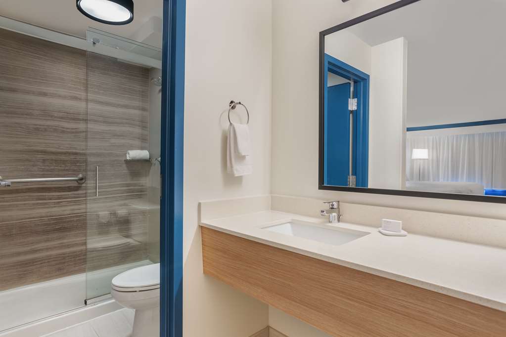 SPARK BY HILTON HILTON HEAD ISLAND-guestroom-Guest Room,Bathroom,On-Site.jpg