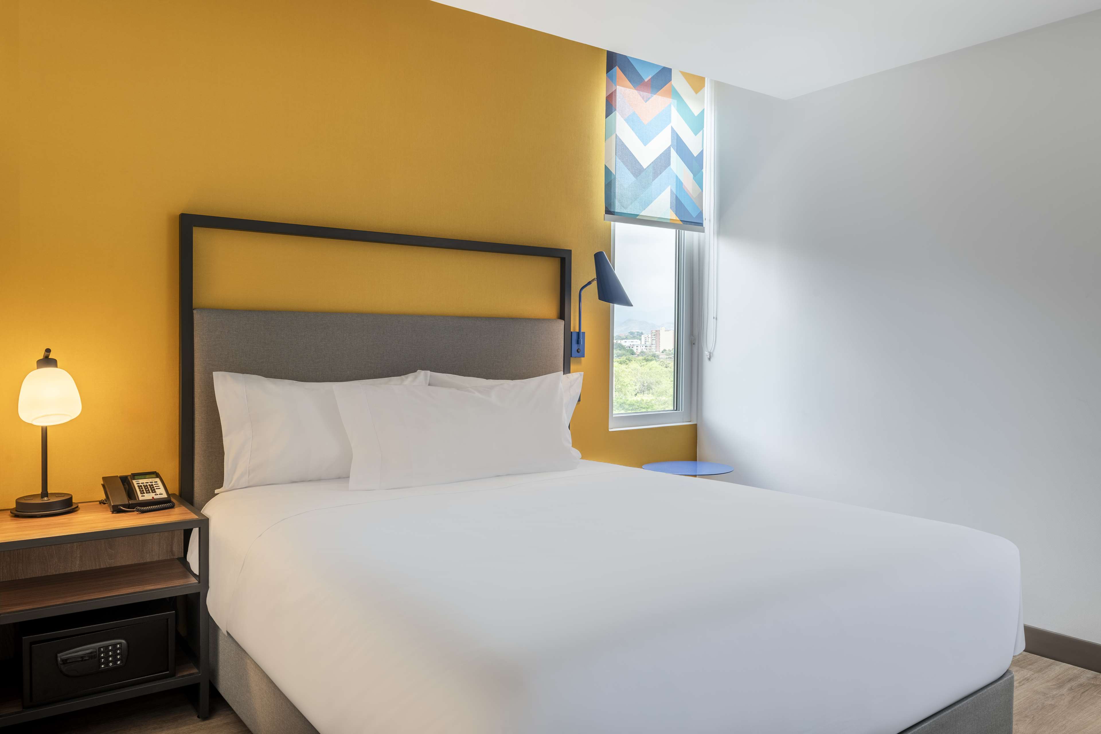 Tru by Hilton Cali Sur Room Type - 1 QUEEN ACC ROLL IN SHWR