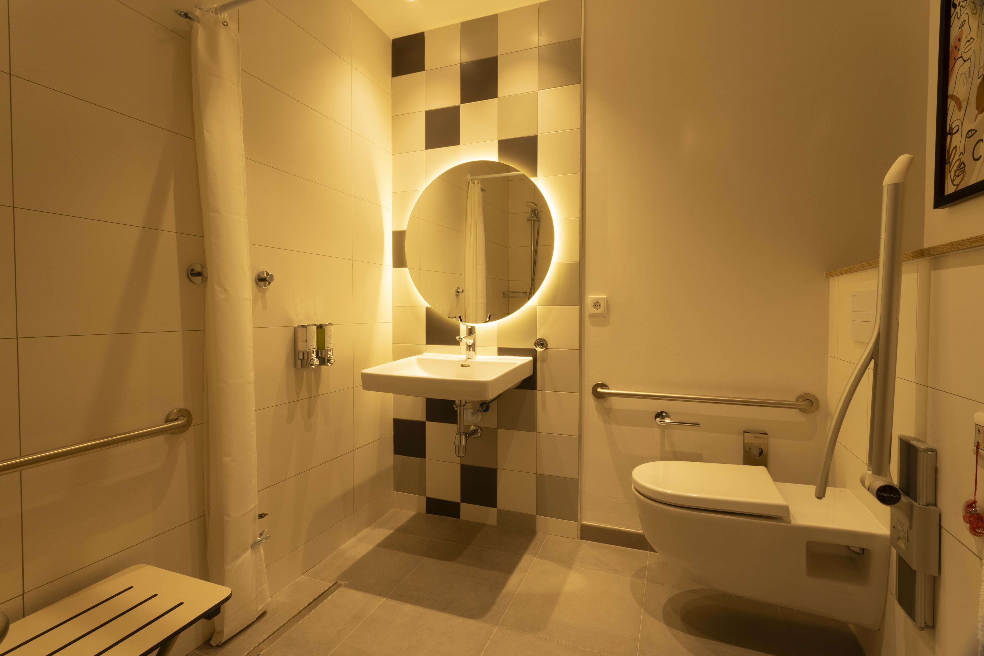 Hampton by Hilton Malaga Martiricos - Tap to explore photos