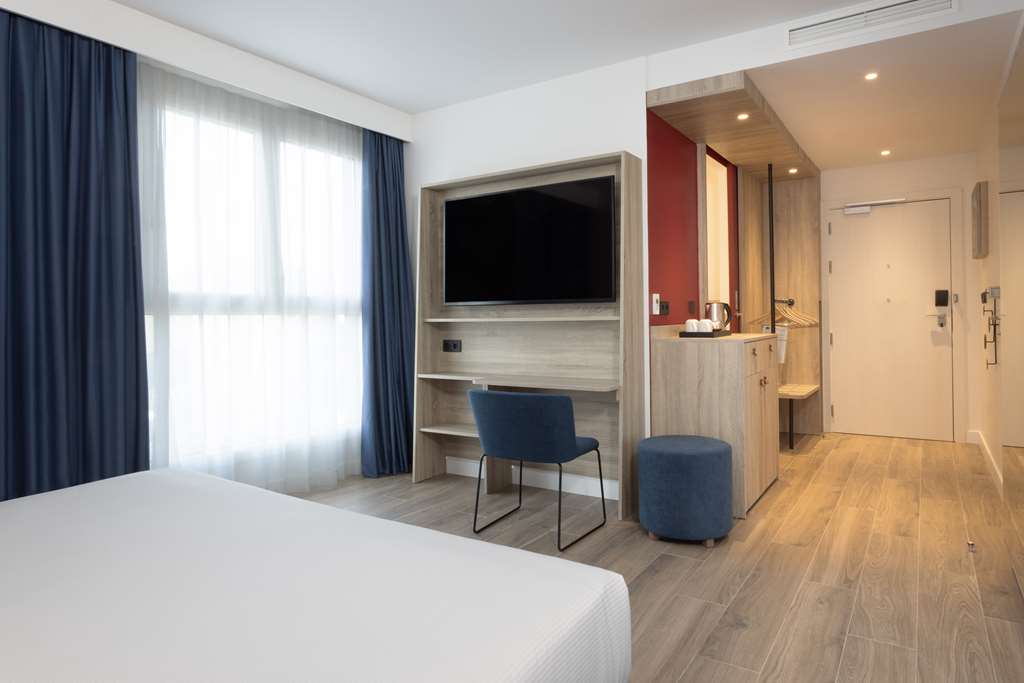 Hampton by Hilton Malaga Martiricos - Tap to explore photos