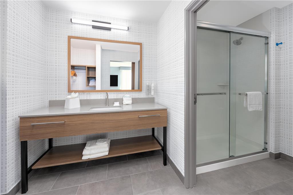 HAMPTON INN SUITES BY HLTN  AIRPORT-guestroom-Guest Room,Bathroom,On-Site.jpg