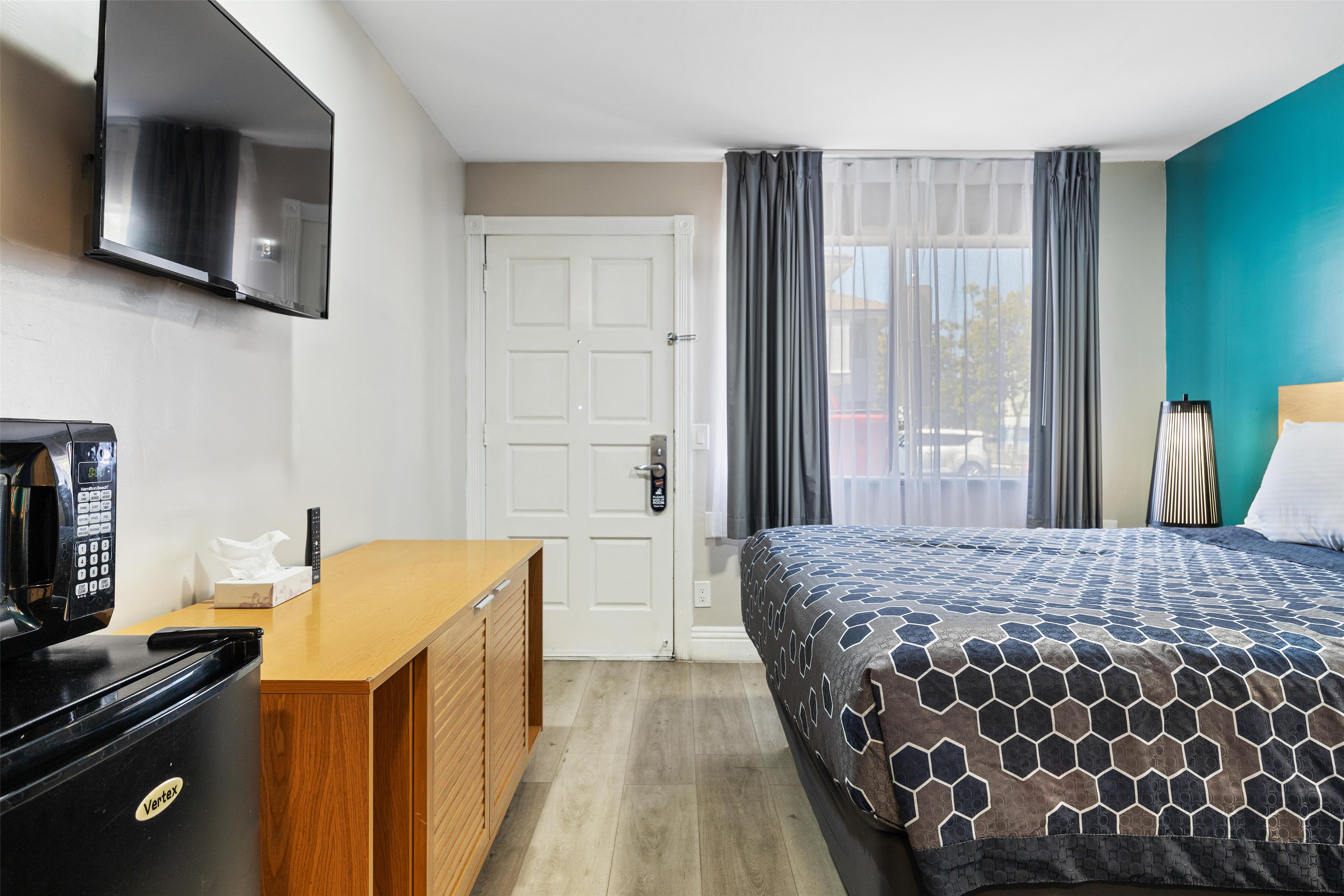 Accessible 1 Queen Bed image