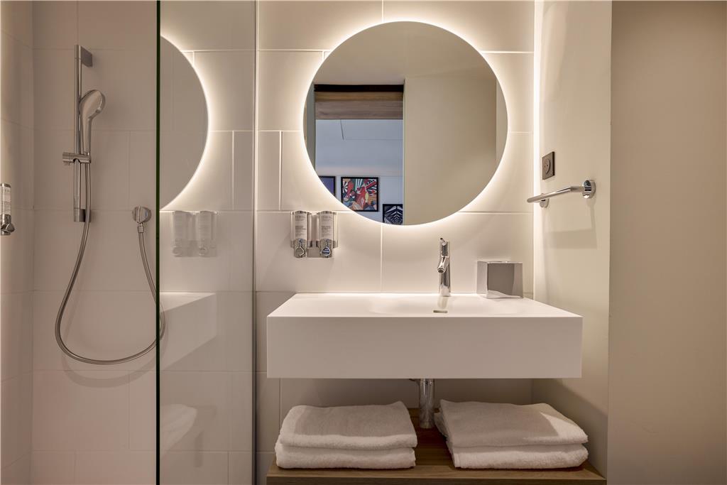 HAMPTON BY HILTON LYON AIRPORT-guestroom-Guest Room,Bathroom,On-Site.jpg
