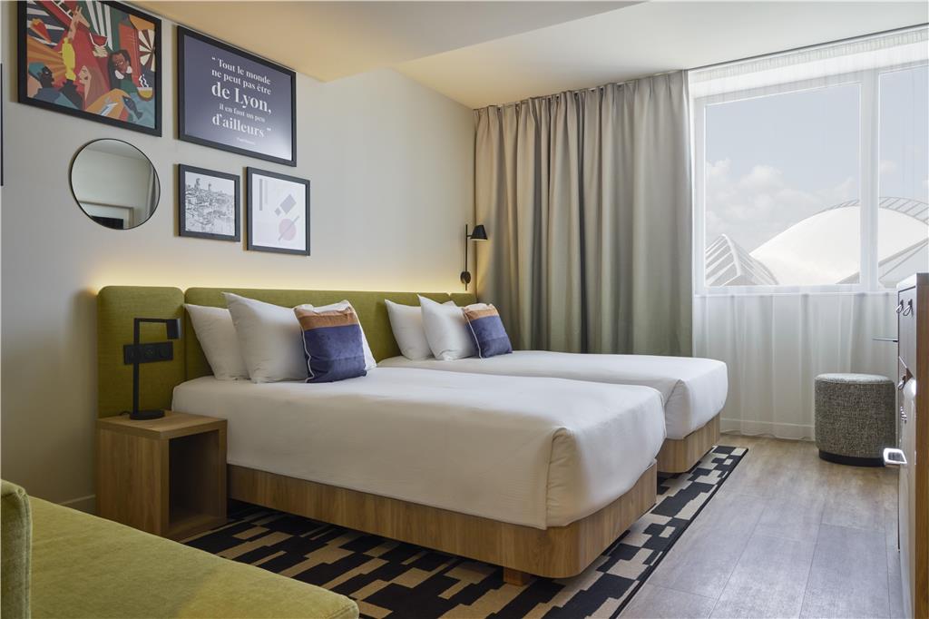HAMPTON BY HILTON LYON AIRPORT-guestroom-Guest Room,On-Site.jpg
