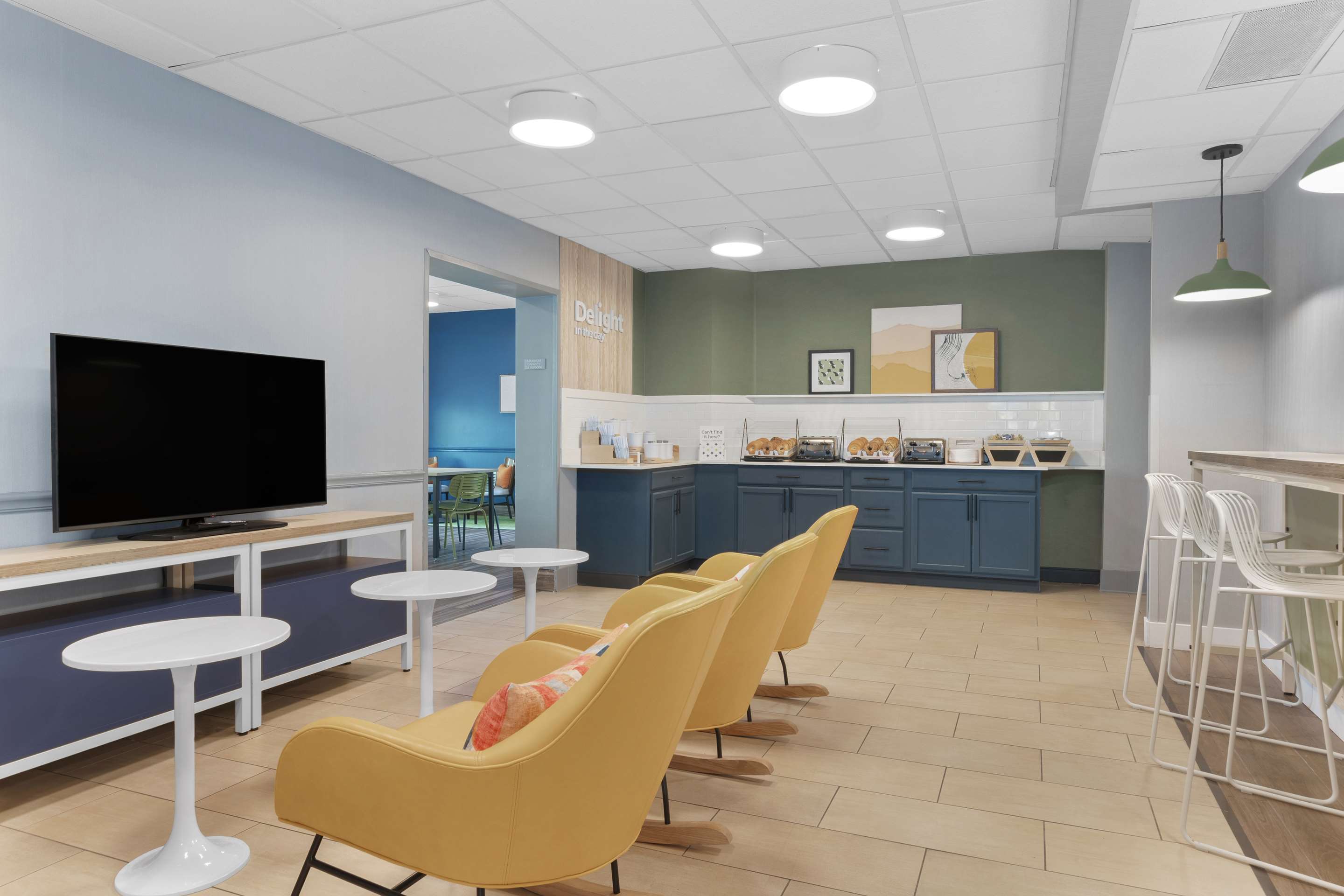 Breakfast Area | Spark by Hilton Orlando near SeaWorld