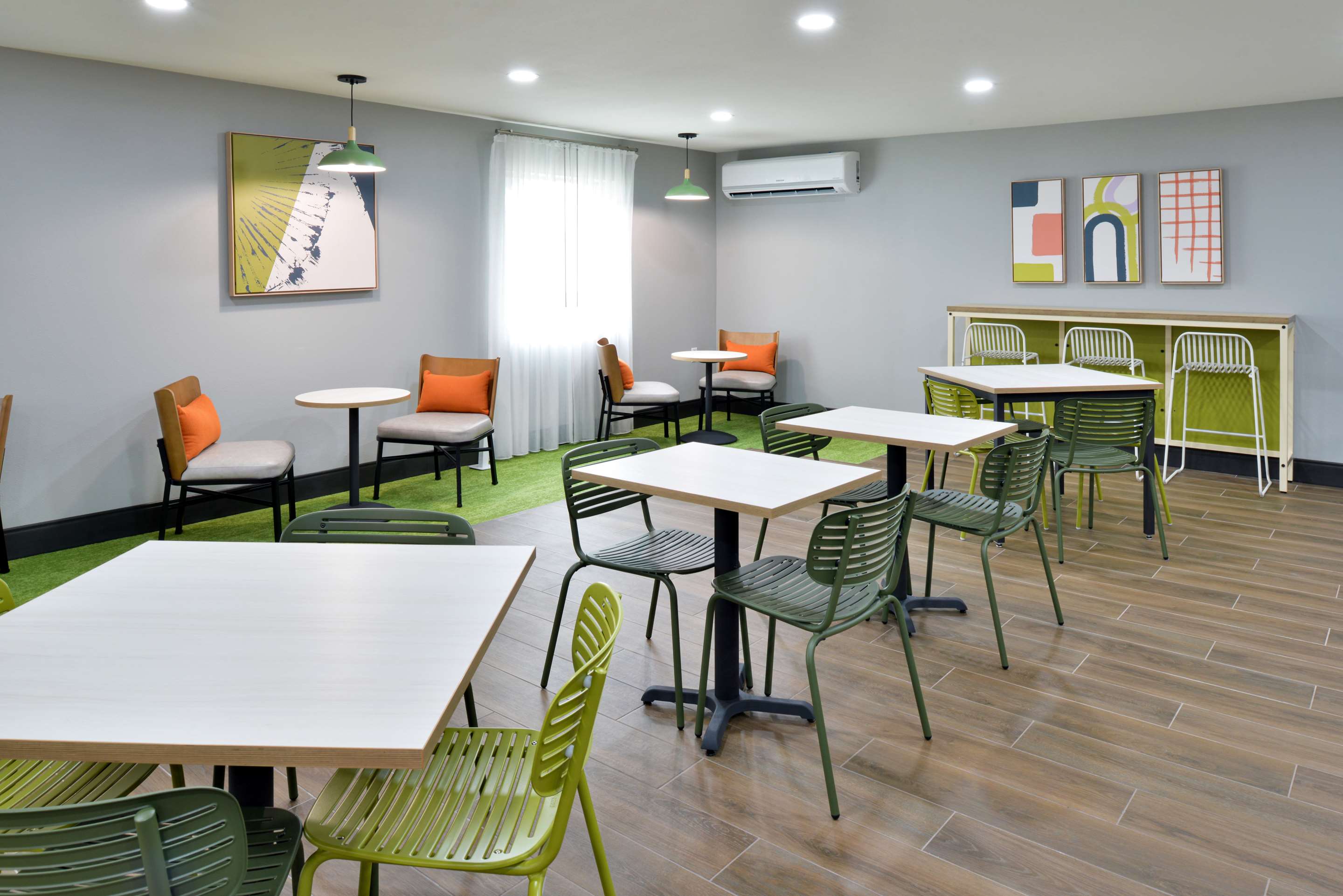 Breakfast Area | Spark by Hilton Dallas Market Center
