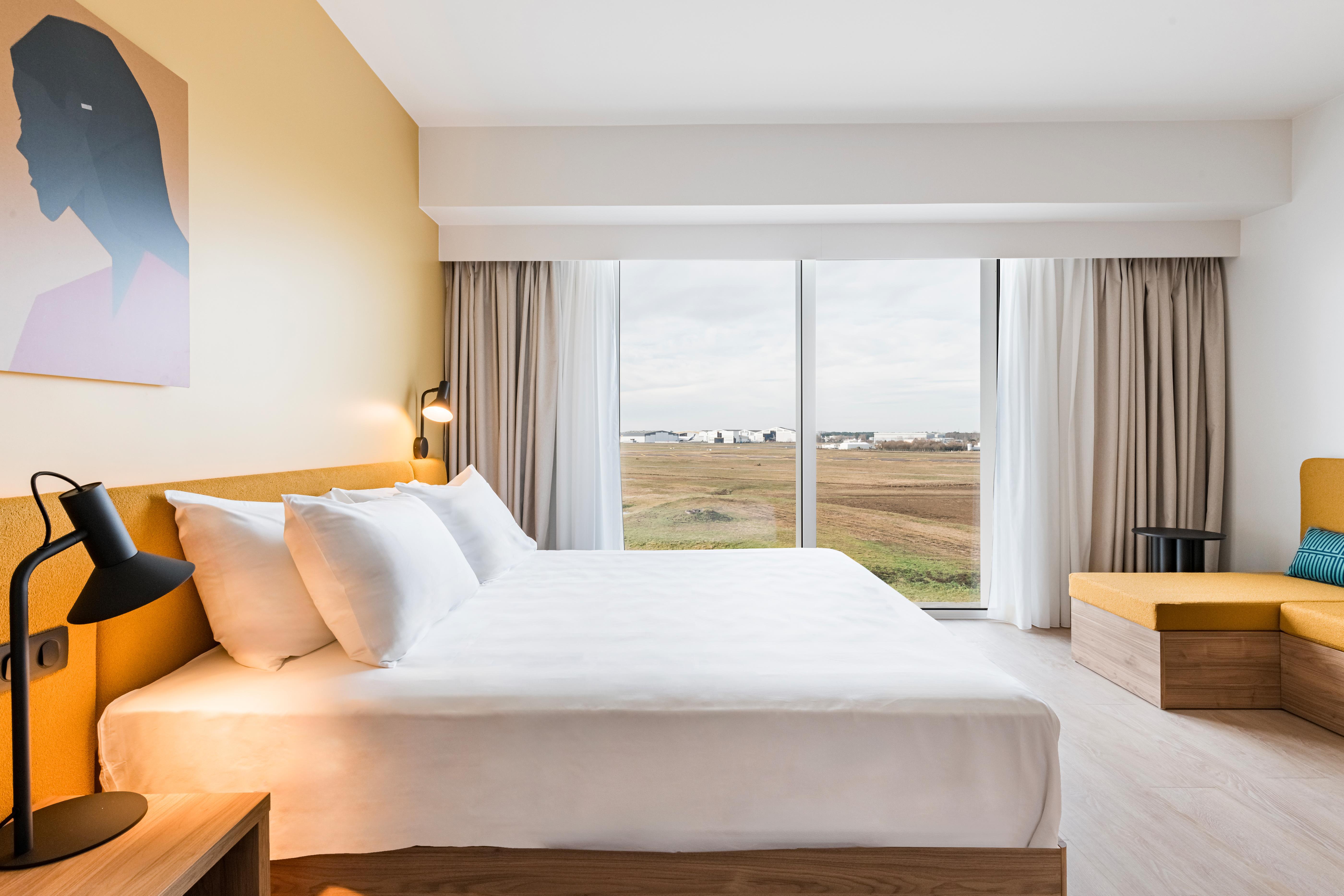 Hampton by Hilton Bordeaux Merignac Airport Room Type - KING STUDIO WITH SOFA BED