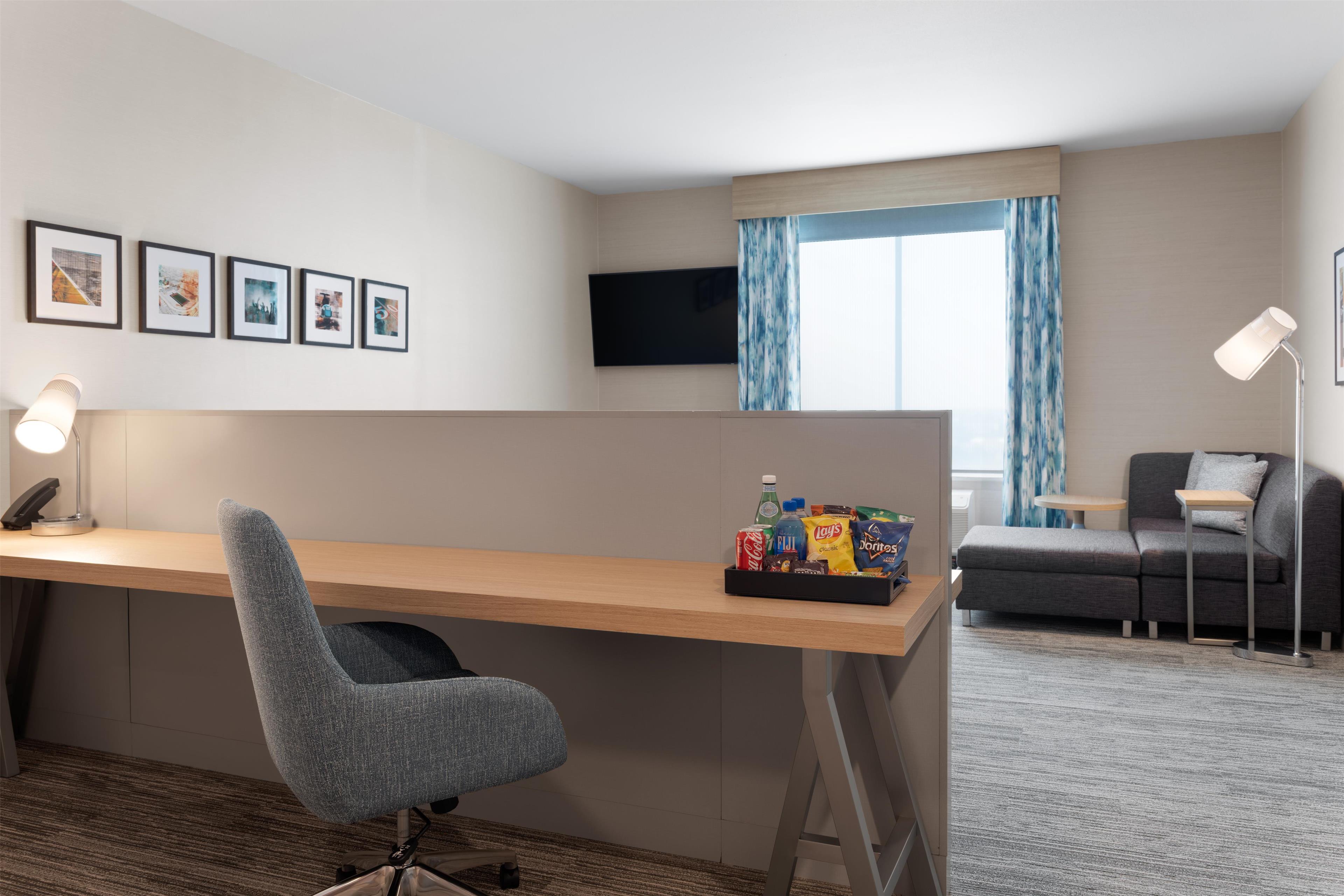 Hilton Garden Inn Austin Central Room Type - 1 KING W/DRINKS-SNACKS