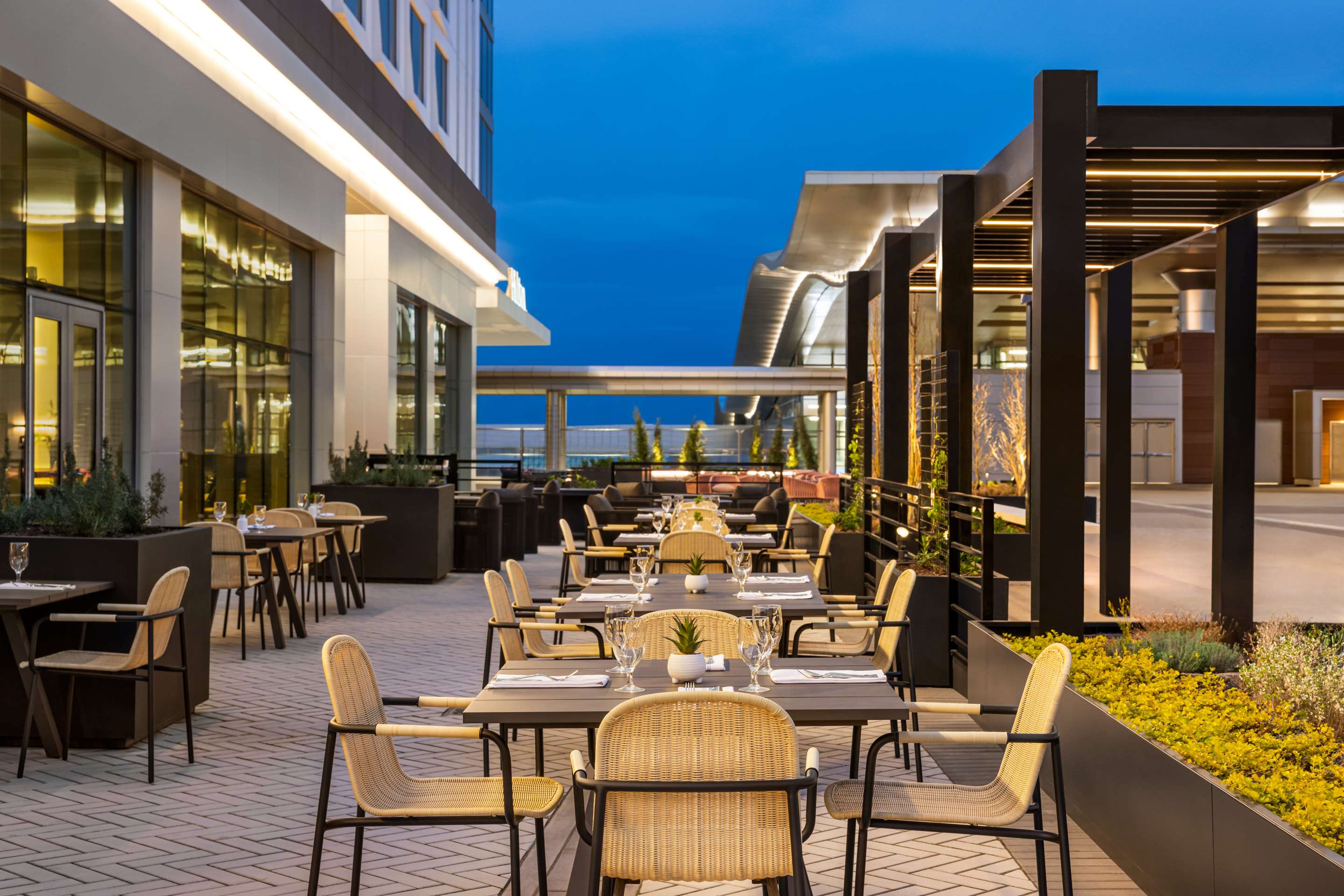 Restaurant | Hilton BNA Nashville Airport Terminal