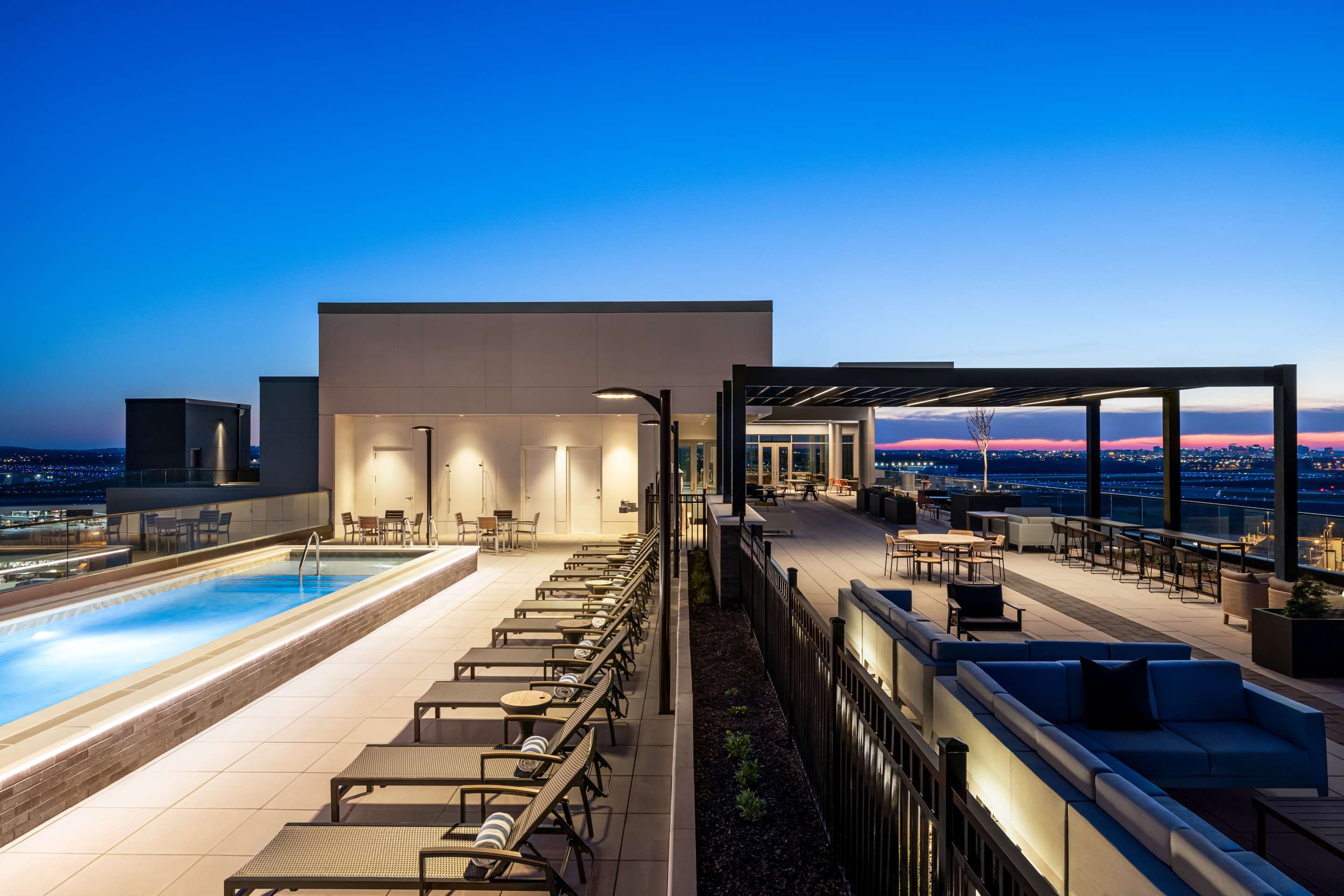 Pool | Hilton BNA Nashville Airport Terminal