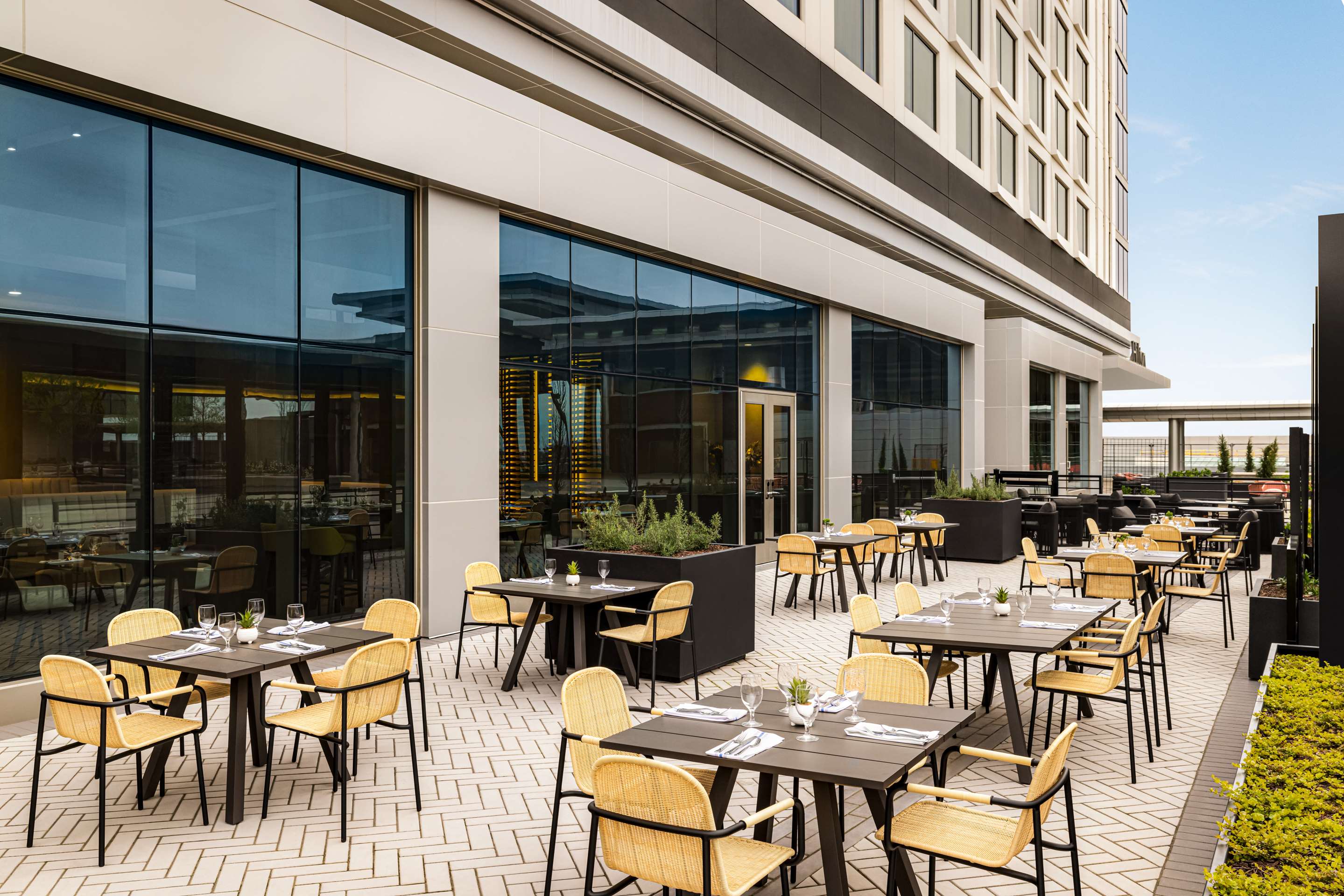 Restaurant | Hilton BNA Nashville Airport Terminal