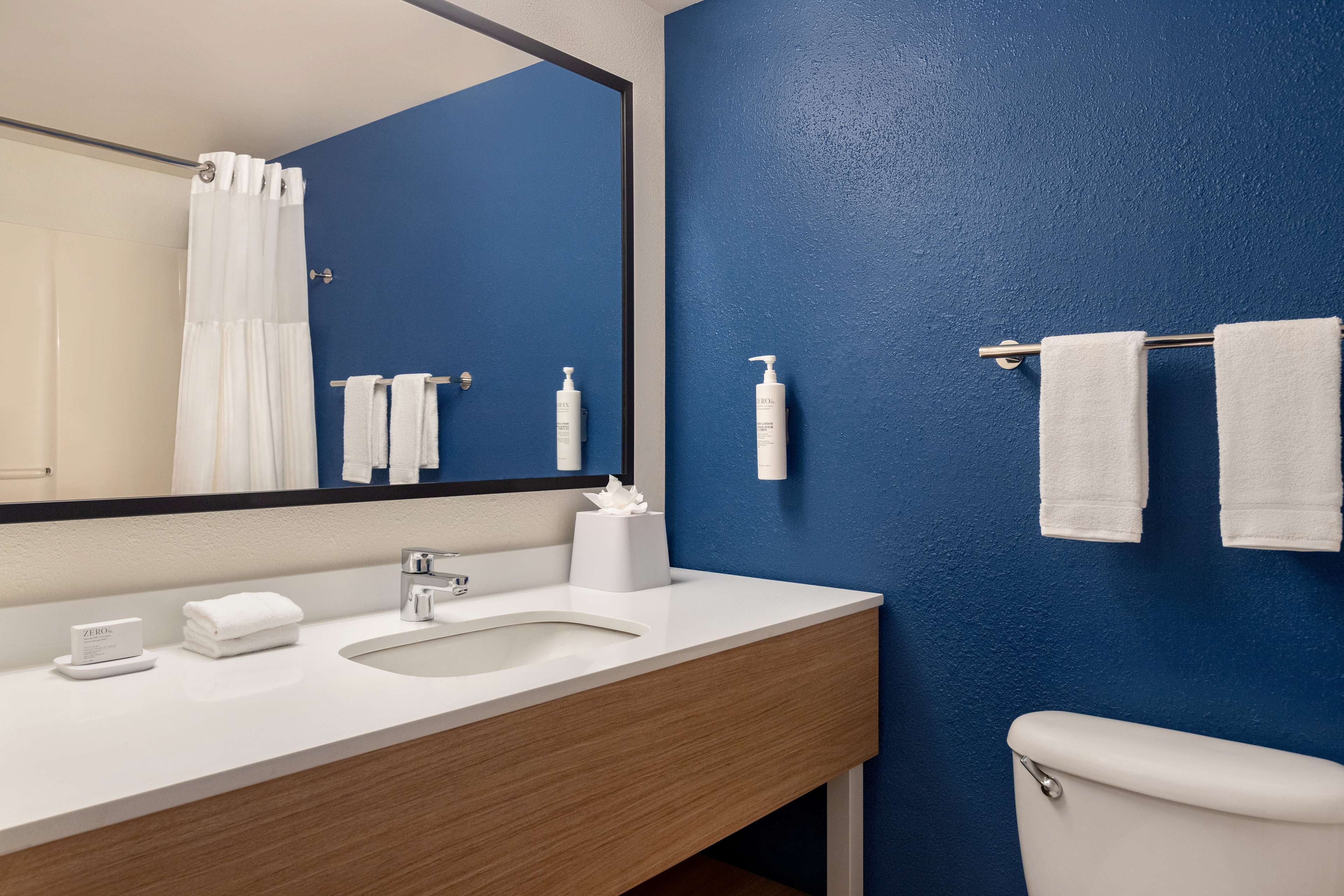 Spark by Hilton Orlando Universal Blvd Room Type - 1 KING BED MOB ACCESS TUB