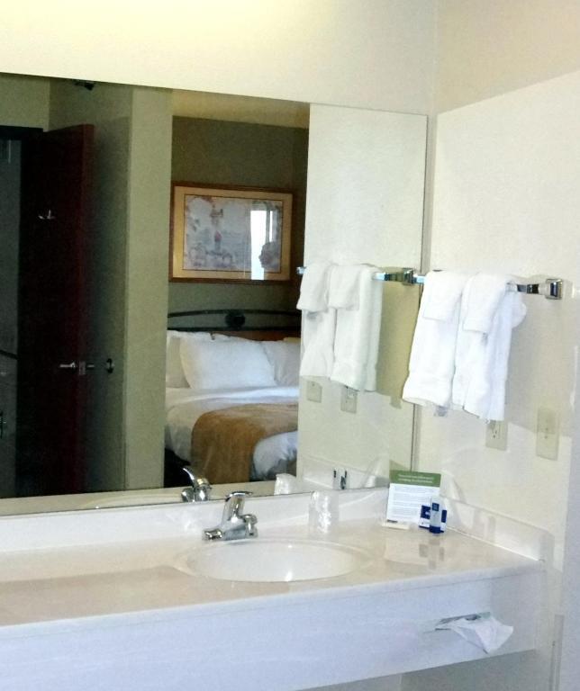 Red Lion Inn and Suites Grimes-guestroom-Guest Room,Suite,On-Site.jpg
