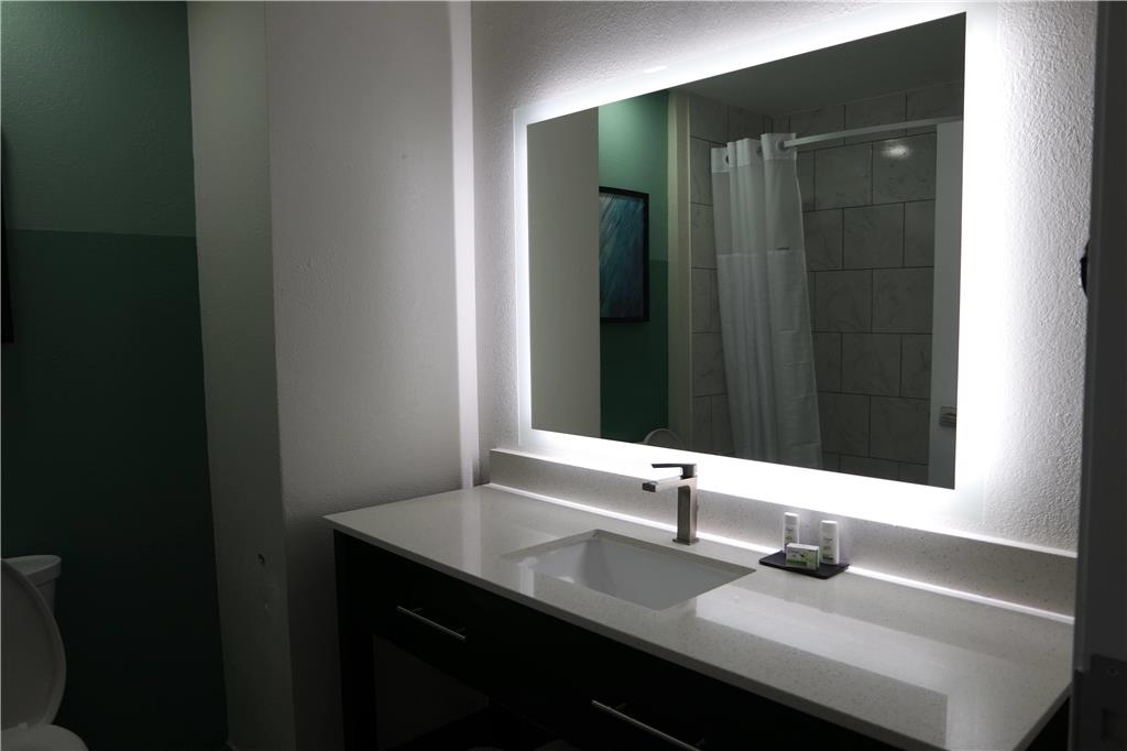WINGATE BY WYNDHAM KINGS BAY NAVAL-guestroom-Guest Room,Bathroom,On-Site.jpg